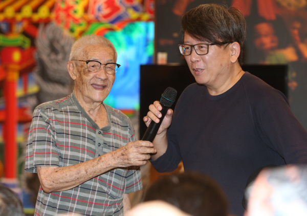 國寶級布袋戲大師陳錫煌（左）與紀錄片「紅盒子」導演楊力州（右）在台北偶戲館舉行成果發表會中致詞