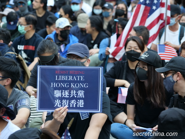 数千人出席“感谢美国保护香港大游行”，要求制裁中国共产党。
