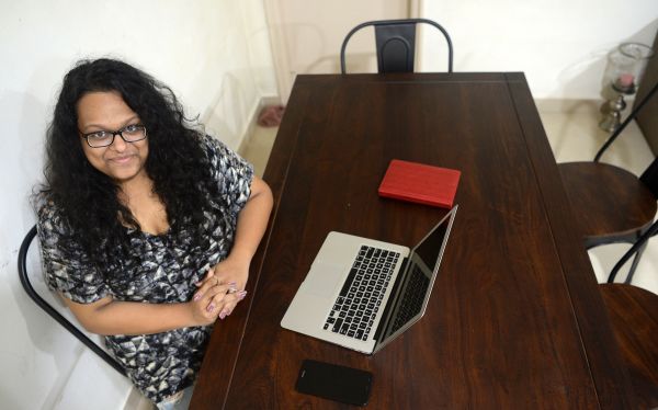 在2019年10月26日拍摄的这张照片中，现年25岁的范蒂塔·莫拉卡在孟买接受法新社采访时，围坐在租来的家具旁。