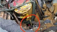 廣州施工路驚現「天坑」致3人失聯人不救急填坑(組圖)