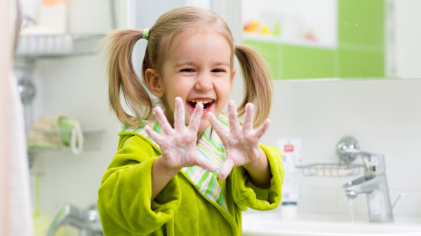 腸病毒的傳染力極強，正確用肥皂洗手是最有效的預防方法。