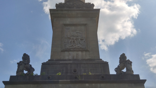  纪念碑上布罗克将军身先士卒的浮雕和代表军队英勇的雄狮雕像。（图片来源：辛迪／看中国） 
