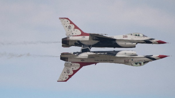 最新报告揭露，中共利用私人企业来盗窃美国军事技术。图为两架美国空军F-16战机进行飞行表演。（图片来源：ANDREW CABALLERO-REYNOLDS / AFP / Getty Images）