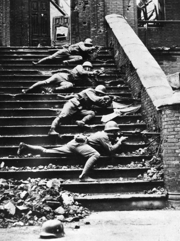 日本步兵在上海的砖墙上射击。