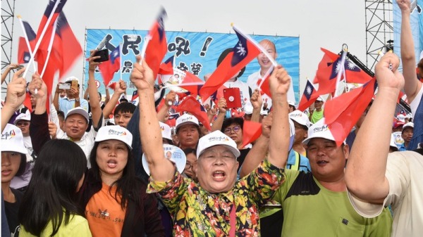 2020年台灣總統大選，國民黨與民進黨各自為了提名方式分別演了一齣「宮廷大戲」。