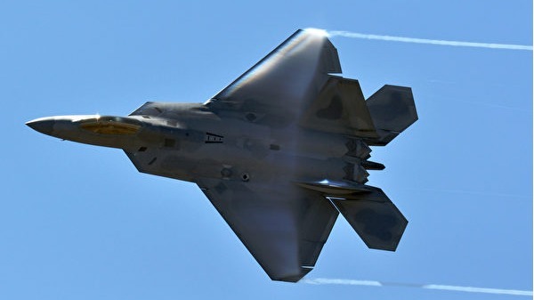 美軍F-22戰機為具有匿蹤功能的第五代戰機，也是世界上最先進的空優戰機。圖為一架F-22戰機在佛羅里達州的航空展上進行展示。