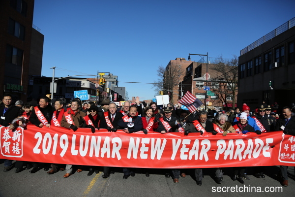 中国黄历己亥年正月初五日(2019年2月9日)，美国纽约法拉盛举行了黄历新年大游行， 由华裔美国人和韩裔美国人及许多其他东西方人士参与