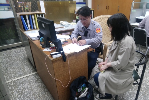 一名日本留學生遺失錢包不知所措，警方於是先將她帶回去派出所，並協助掛失證件。