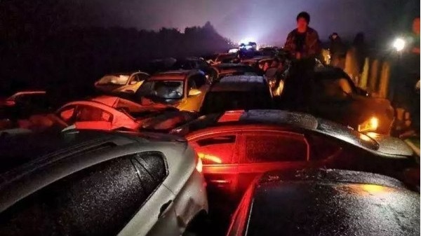 贵州高速发生100多辆车连环撞