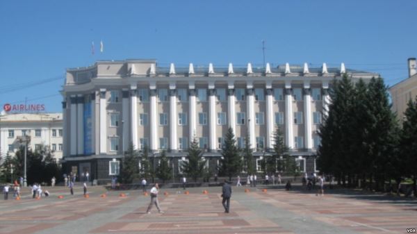 俄羅斯遠東布裡亞特共和國政府大樓，以及首府烏蘭烏德市中心的列寧廣場。（美國之音白樺）