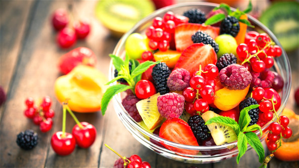 男性保健，應多攝入草莓、檸檬等富含維生素C的水果。