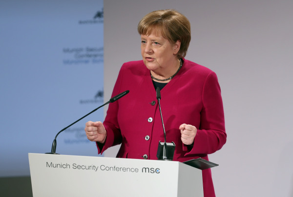德国总理默克尔星期六在慕尼黑安全会议上发表讲话。