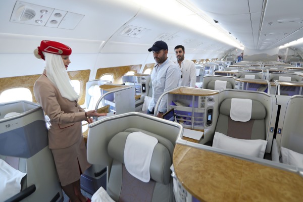 2018年11月14日，巴林國際航展期間，人們參觀阿聯酋航空雙層空客A380客機。