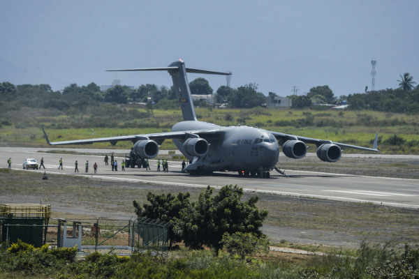 美军用飞机向委内瑞拉运送救援物资