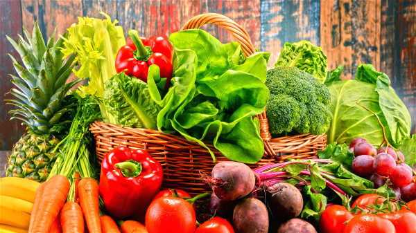 各种颜色鲜艳、富含抗氧化物质的蔬果，对免疫系统有保护作用。
