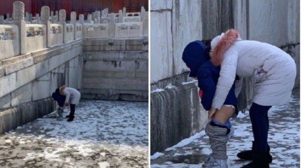 中国一名母亲带着孩子在北京故宫内的墙边撒尿，还将用过的卫生纸丢弃在现场。中国网友们怒骂，“这以前是要诛杀九族的”。