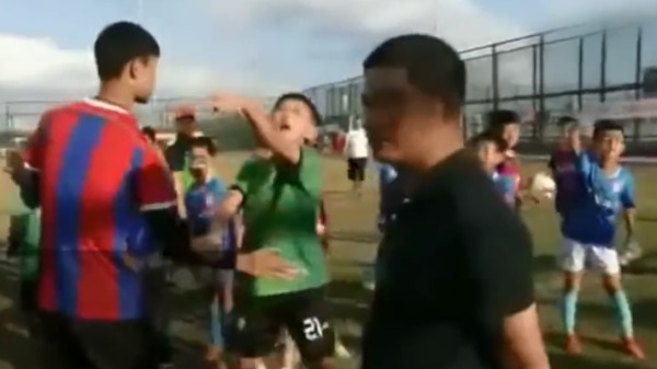 在中国海南海口举行的“观澜湖杯”U11组别比赛当中，发生了球场斗殴事件。有家长大喊“大人都别管，让孩子打”。
