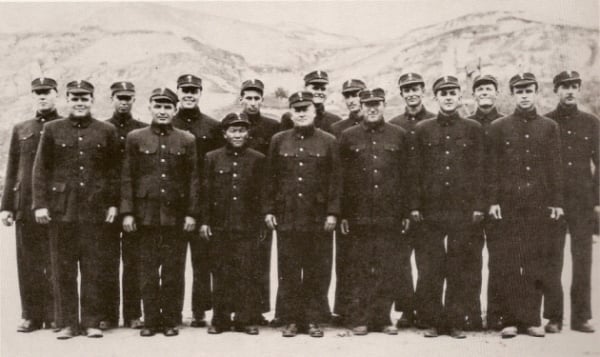 美國駐延安軍事觀察組成員，約翰．謝偉思（John Service）在後排右四。