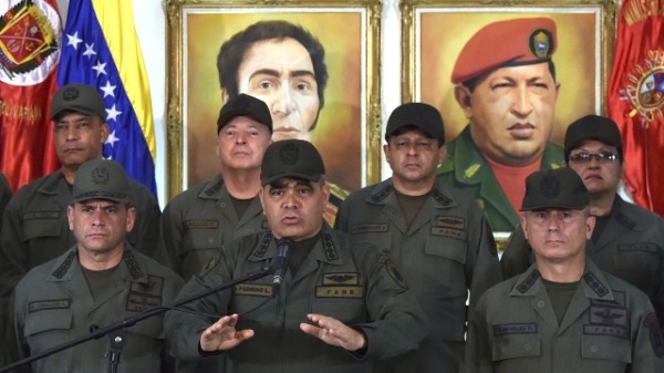 委內瑞拉國防部長帕德裡諾（Vladimir Padrino）（中）（圖片來源：YURI CORTEZ/AFP/Getty Images）