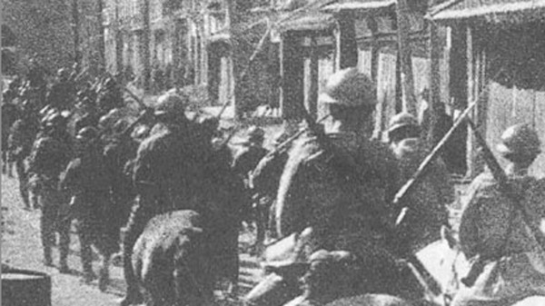 1931年，「九一八事變」，日軍侵佔中國東北。