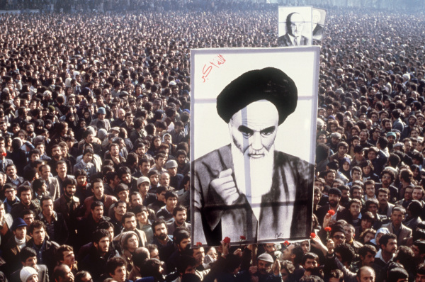 1979年，伊斯兰革命中示威者举着霍梅尼的照片