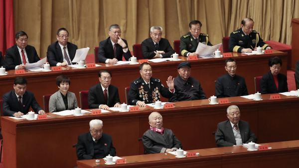 图为部分参加中共“改革开放四十周年纪念大会”的退休官员。