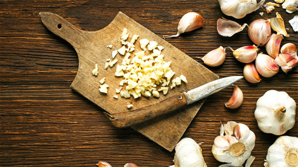 新鮮大蒜具很強的抗炎屬性，還可降低膽固醇，是益腎好食材。