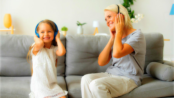 妈妈和小孩快乐听音乐
