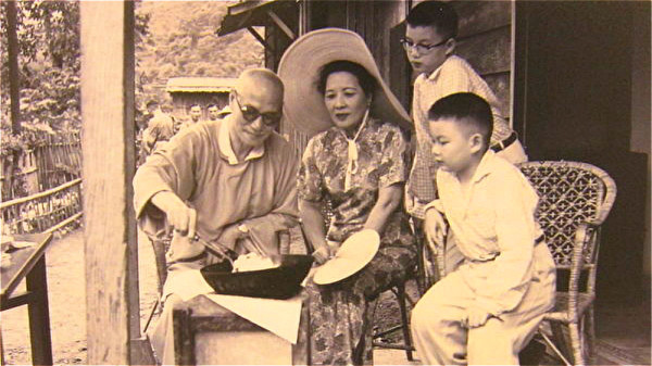 蒋公偕夫人于台湾桃园角板山野炊，旁为宋子安的公子（宋伯熊、宋仲虎）。