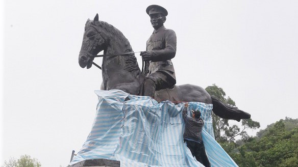 政治大學後山的前總統蔣中正騎馬銅像，目前已經被包裹準備修復