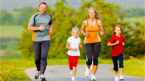 运动锻炼，可以提高身体的代谢机能，降低总胆固醇。