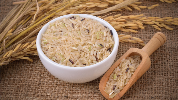 腹泻最好的食疗是用糙米煮稀饭，刚开始只喝稀饭汤加点盐。