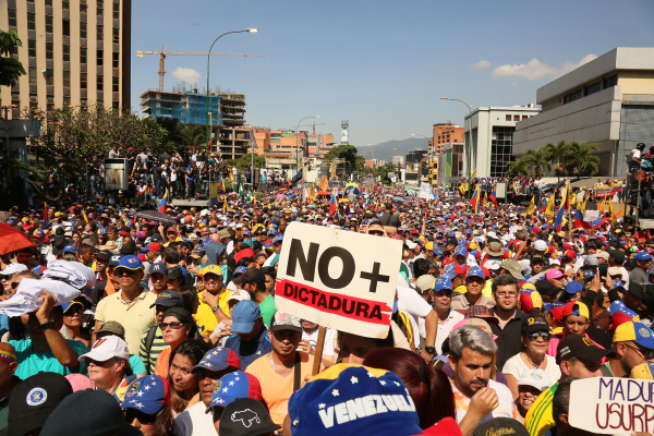 委内瑞拉民众举行反对马杜罗示威活动。