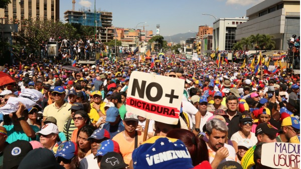 委内瑞拉民众举行抗议活动