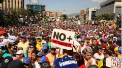 什么都缺委内瑞拉民众破路障闯入哥伦比亚(图)