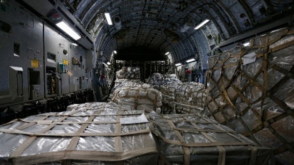 2019年2月22日，在美國佛州空軍基地的一架載有食物，水和藥物貨運飛機，準備飛往哥倫比亞，為委內瑞拉提供人道援助