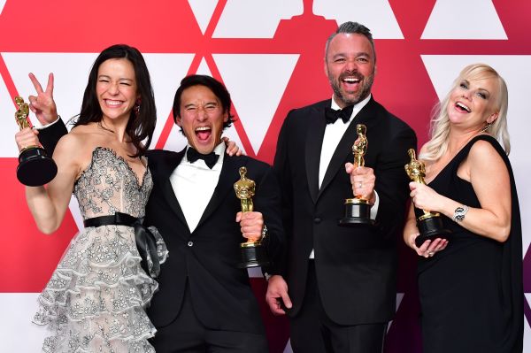 Elizabeth Chai Vasarhelyi、Jimmy Chin、Evan Hayes、Shannon Dill以《赤手登峰》获得本届奥斯卡最佳纪录片。