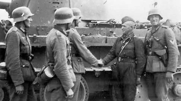 1939年，苏德瓜分波兰后双方军官握手寒暄