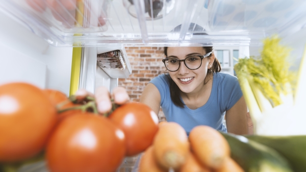冰箱虽然可延长食物的保鲜期，但不是每种食物都适合放冰箱。