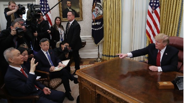 1月31日，美國總統川普在與中國國務院副總理劉鶴會晤（圖片來源：Mark Wilson / Getty Images）