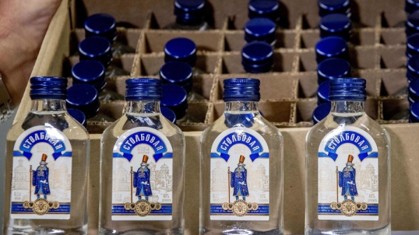 2019年2月26日， 鹿特丹港口海關當局截獲了一個裝有9萬瓶伏特加酒的集裝箱，這些伏特加可能是朝鮮領導人 金正恩和他的軍隊指揮。