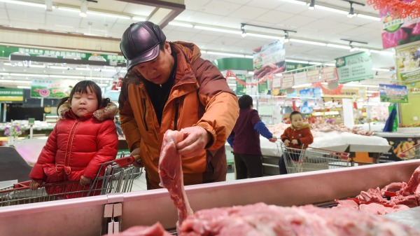消费者在超市购买猪肉。