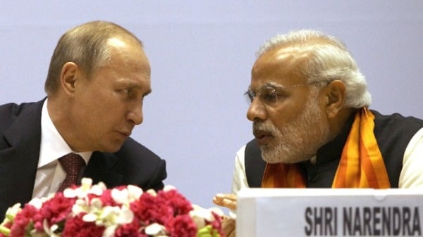 2014年12月11日，在新德里举行的世界钻石会议上，普京与莫迪交谈。