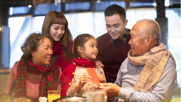 华人庆祝过年，除了家人欢聚在一起吃团圆饭，最期待当然就是包红包啦！