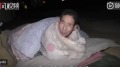 民工过年不回家睡桥下：没挣到钱不好意思回家(视频)
