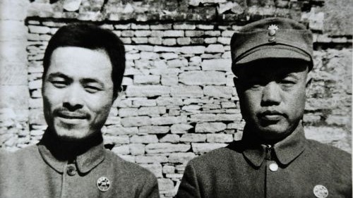 王冠五将军（右）在台儿庄的留影。（网络图片）