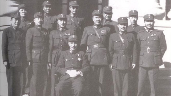 1946年，蔣委員長跟何應欽（左三）、白崇禧（左四）、關麟征（左一）、張發奎（左二）、胡宗南（右二）、王耀武（右一）、湯恩伯（後排左二）等高級將領合影。