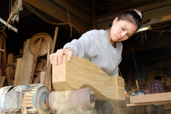 桃園市70年次女生黃裕凰是大溪百年來首位女木匠師。