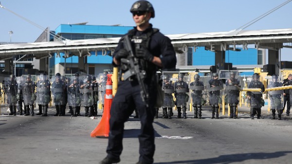 美国海关和边境保护局（CBP）特工在美墨边境举行的战备演习
