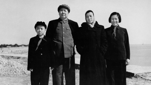 1954年，毛泽东与毛远新（左一）、江青（右二）和李讷（右一）合影。